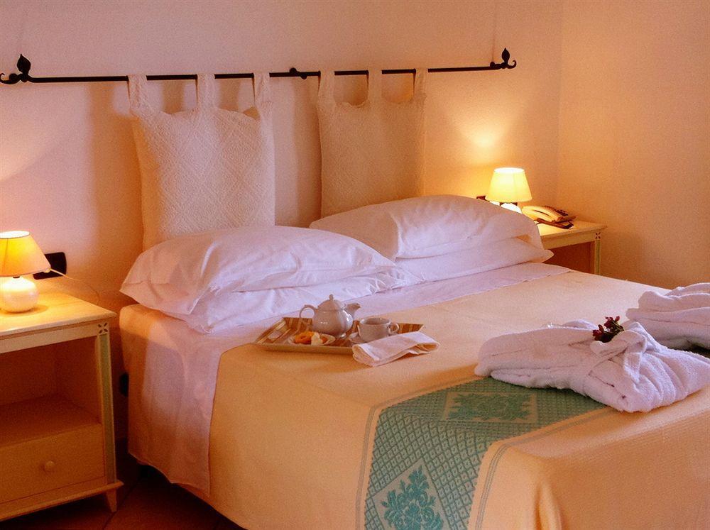 Relais Fenicottero Rosa Pensionat Porto Taverna Exteriör bild
